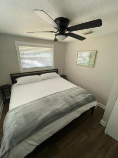 Chic 2BR Home with BBQ & Game Yard - Homosassa - 9