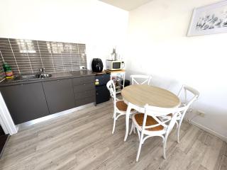 Self contained guest house - sleeps 4 - Gold Coast - 8