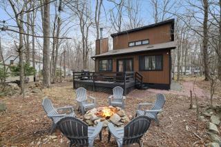 3BR Home w Outdoor Fun Lake Fire Pit Games Grill - Tobyhanna - 0