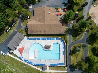 3BR Home w Outdoor Fun Lake Fire Pit Games Grill - Tobyhanna - 7
