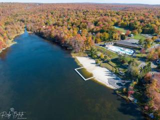 3BR Home w Outdoor Fun Lake Fire Pit Games Grill - Tobyhanna - 5