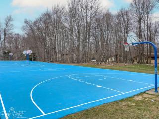 3BR Home w Outdoor Fun Lake Fire Pit Games Grill - Tobyhanna - 3