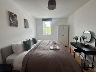 2 bed - 2 bath, gated parking, M62 J27 - 1