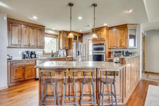 Hot Tub, Pool 40-Acre Horse Ranch in Kiowa! - - 2