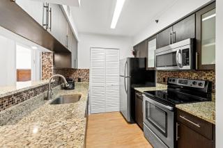 Yacht Club Miami Suite 1BR and 1BA with Pool FREE Parking Gym & Jacuzzi - - 8