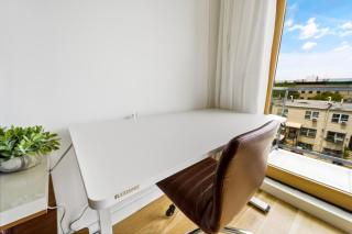 Sunny Oasis with WD I Central Air I Desk I Free Park - 1