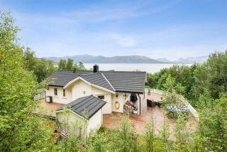 Seaside Cabin Tjeldøya with Views Car and Rental Deal - - 0
