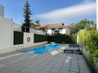 Lujoso Depto Las Condes - vista panorámica, a una cuadra del metro & estacionamiento gratis - 4