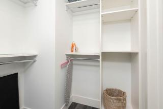 Stylish 3BR High-Rise with Pool, Hot Tub & Rooftop Views - Los Angeles - 7