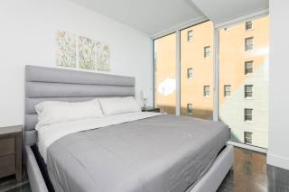 Stylish 3BR High-Rise with Pool, Hot Tub & Rooftop Views - 4