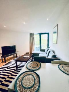 Spacious and Luxury 2 bed 2 bath Just 5 minutes walk from the underground - Londra - 2