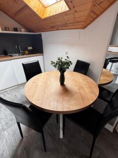 Cozy Airport Apartments - 6