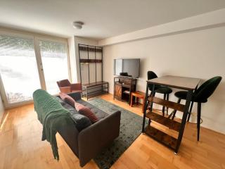 Studio 57 - two bus stops or 15 minutes walking distance to ESC event - 3