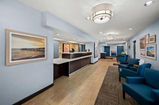 Red Roof Inn PLUS+ & Suites Naples Downtown-5th Ave S - Naples - 2