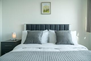 5 Bedrooms Homely House with Garden-Sleeps 11 Comfortably on 5 Double Beds, 1 Single Bed, Onsite Private Parking,Business Travellers, Contractors, & Holiday-Goers, Family Groups, Near Westfield Stratford,Excel Centre,O2 Arena,Elizabeth Line,Central London - Goodmayes - 2