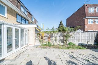 5 Bedrooms Homely House with Garden-Sleeps 11 Comfortably on 5 Double Beds, 1 Single Bed, Onsite Private Parking,Business Travellers, Contractors, & Holiday-Goers, Family Groups, Near Westfield Stratford,Excel Centre,O2 Arena,Elizabeth Line,Central London - Goodmayes - 7