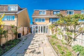 5 Bedrooms Homely House with Garden-Sleeps 11 Comfortably on 5 Double Beds, 1 Single Bed, Onsite Private Parking,Business Travellers, Contractors, & Holiday-Goers, Family Groups, Near Westfield Stratford,Excel Centre,O2 Arena,Elizabeth Line,Central London - Goodmayes - 9