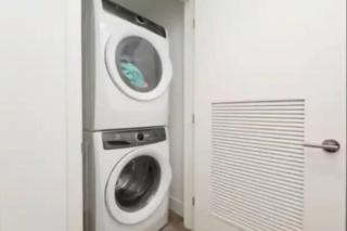 Beautiful 3 Bedroom High Rise with Pool, Hot Tub and Rooftop Views - Los Angeles - 9