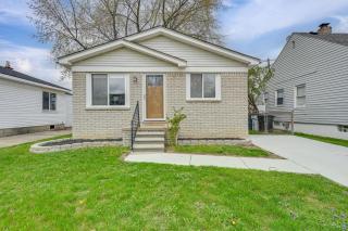 3 Mi to Dtwn Royal Oak Getaway with Fenced Yard! - Hazel Park - 8