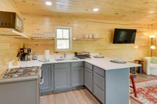 Fish and Hike Cabin Hideaway with Deck in Alabama - 1