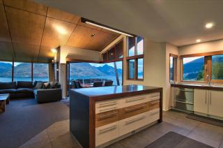 Luxurious Living On The Hill - 6