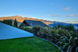 Luxurious Living On The Hill - 2