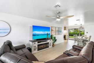 Cheerful home ready for your island getaway ON Mackle Park! 3 BED- 5 STARS! - Marco Island - 0
