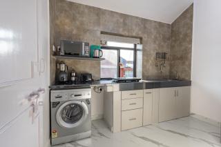 Modern 1BHK Condo With Pool 3min Walk To Beach - Orlim - 7