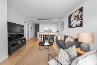 Mountain View 2BR with Pool, Huge Gym and Parking - Brisbane - 1