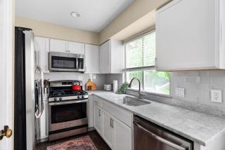 Walk to BartonSwim, Eat at SoCO Sleeps 8 - Austin - 7