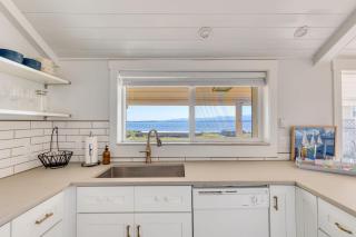 Cozy Whidbey Island Stay Steps on the beach Fireplace BBQ Near Trails - Freeland - 1