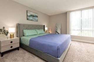 Snazzy 2 Bedroom Apartment with Rooftop Pool and Hollywood Sign View - 4