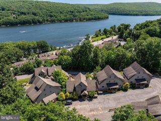 Lake Views! Hot Tub! Walk to Coffee & Lake Rentals - Oakland - 1