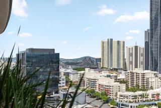 Central Valley Pad with Infinity Pool, Gym and Office! - Brisbane - 1