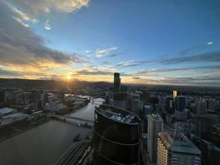 River View Central Brisbane 2-Bedroom Apartment with Parking - 1