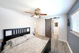 Fully Remodeled Cheerful 4-Bedroom Close to Beach! - Huntington Beach - 8