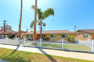 Fully Remodeled Cheerful 4-Bedroom Close to Beach! - Huntington Beach - 4