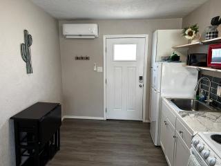 1 Bedroom Wbalcony Near Unm, Nob Hill Downtown - Albuquerque - 8