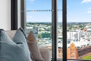 Stylish Valley Apt with Pool, Huge Gym and Study Desk! - Brisbane - 1