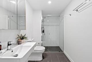 Stylish 1BR - Lv26 with Mountain Views, Pool and Park - Brisbane - 2