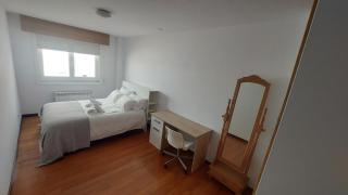 Excelente piso de 3 habitaciones dobles, 2 baños y terraza 30 mts - Narón - 1