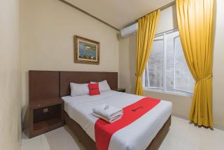 RedDoorz at La Mega near Pasar Pagi Cirebon - Cirebon - 9