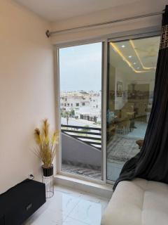 Modern Flat with Balcony - Wāh - 7