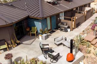 Solar Powered Desert Retreat with Pool, Spa & Views - Yucca Valley - 6