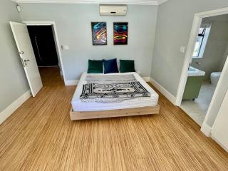 Beachhouse! Seaview, heated pool, battery back-up - - 9