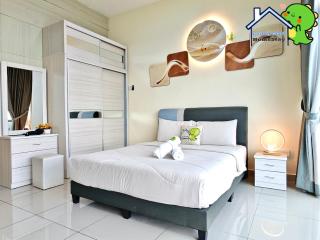 Studio Lake View at Palazio Mount Austin IKEA Aeon Free Netflix by GDRAGON HomeStay - 2