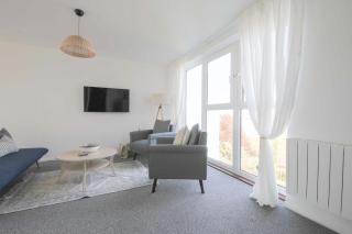 2 Bedroom Flat with Picturesque Water View & Free Parking - Cardiff - 2