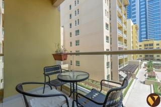 Vogue Modern One-Bedroom Apartment in The Greens by Emaar with balcony - 8