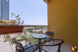 Vogue Vacation Homes, The Greens Al Alka near Mall of the Emirates, One Bedroom Apartment with Balcony and Vibrant community View, Access to all Amenities - 8