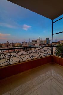 Quiet Apartment in Sheikh Zayed Near Top Malls - Sheikh Zayed - 8